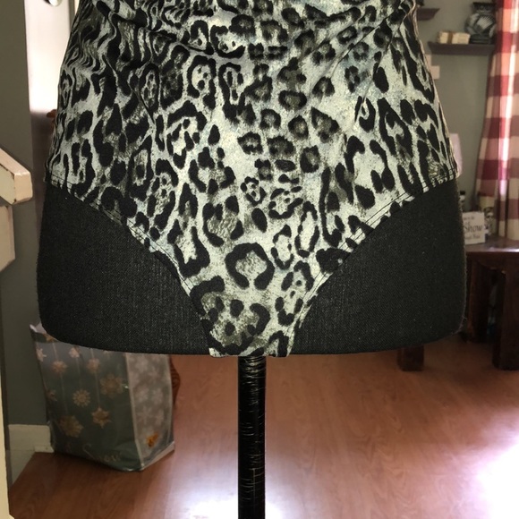 Sleeveless Notched Neck Thong Bodysuit Animal Print - Picture 5 of 7